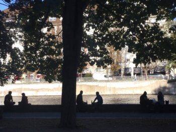 Friends talking in silhouette along the Limmat canal in Zurich in late September. Such an easy-breezy vibe.